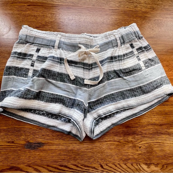 ⭐️ Lou & Grey The Loft Striped Drawstring Tie Front Summer Shorts - Picture 5 of 11